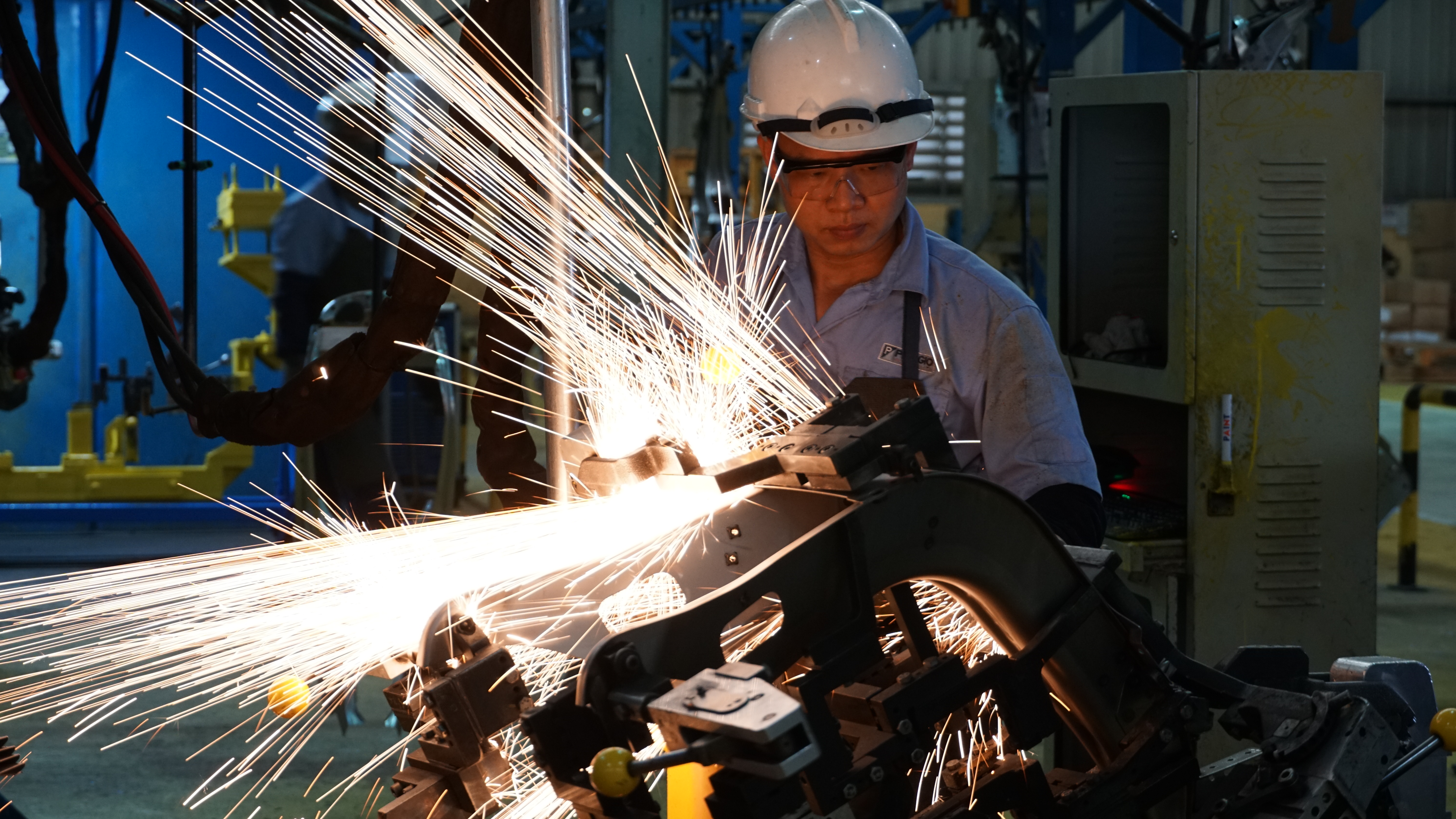 công nhân hàn các linh kiện trên khung xe Vespa tại Xưởng Hàn- Công ty Piaggio Việt Nam (KCN Bình Xuyên, tỉnh Vĩnh Phúc) công nhân hàn các linh kiện trên khung xe Vespa tại Xưởng Hàn Công ty Piaggio Việt Nam KCN Bình Xuyên tỉnh Vĩnh Phúc