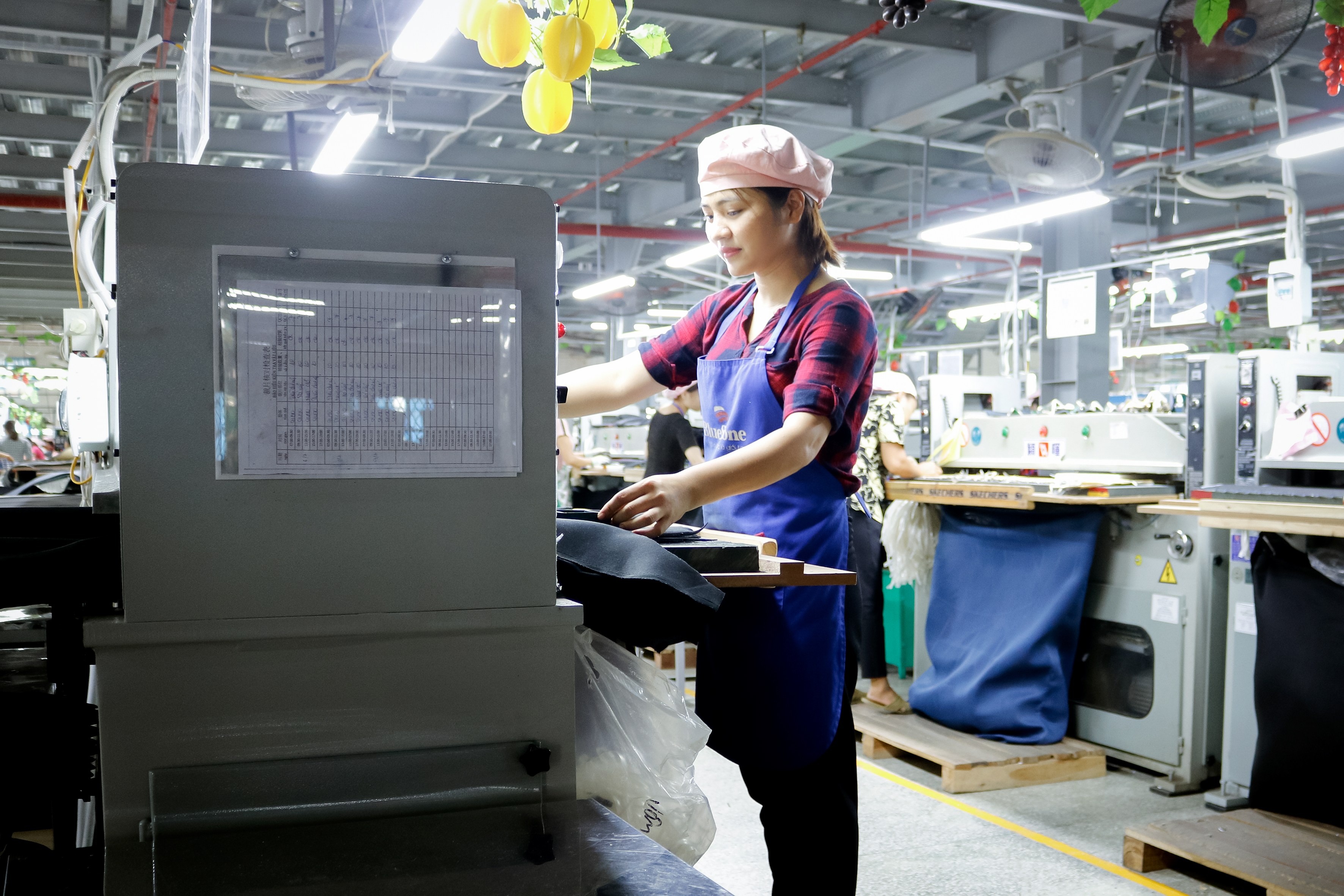 công nhân đang lao động sản xuất tại xưởng chặt nhà máy công ty TNHH Lợi Tín công nhân đang lao động sản xuất tại xưởng chặt nhà máy công ty TNHH Lợi Tín