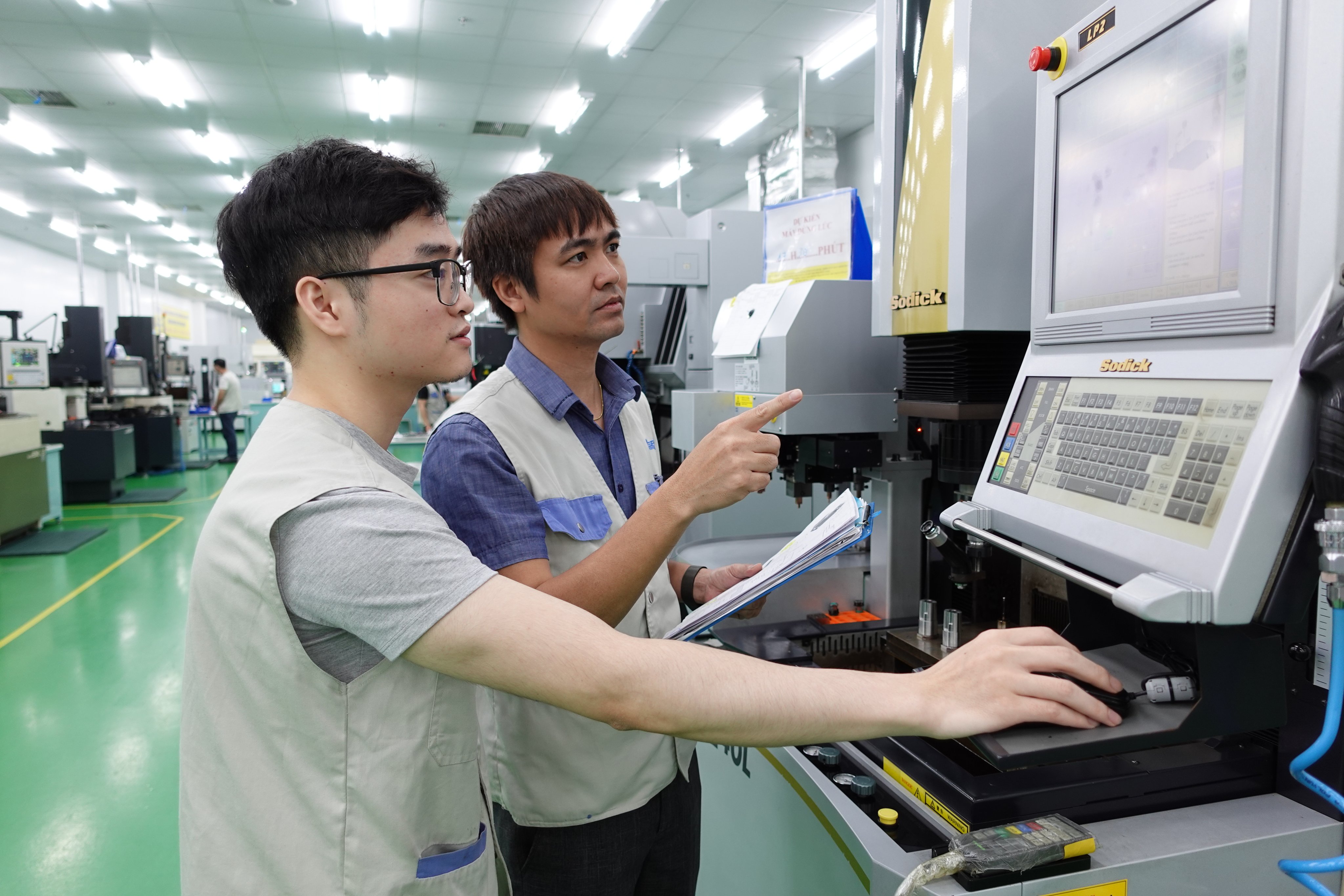 Phổ biến pháp luật lao động tại khu công nghiệp qua báo chí Công đoàn: Từ thực tiễn đến giải pháp Phổ biến pháp luật lao động tại khu công nghiệp qua báo chí Công đoàn: Từ thực tiễn đến giải pháp