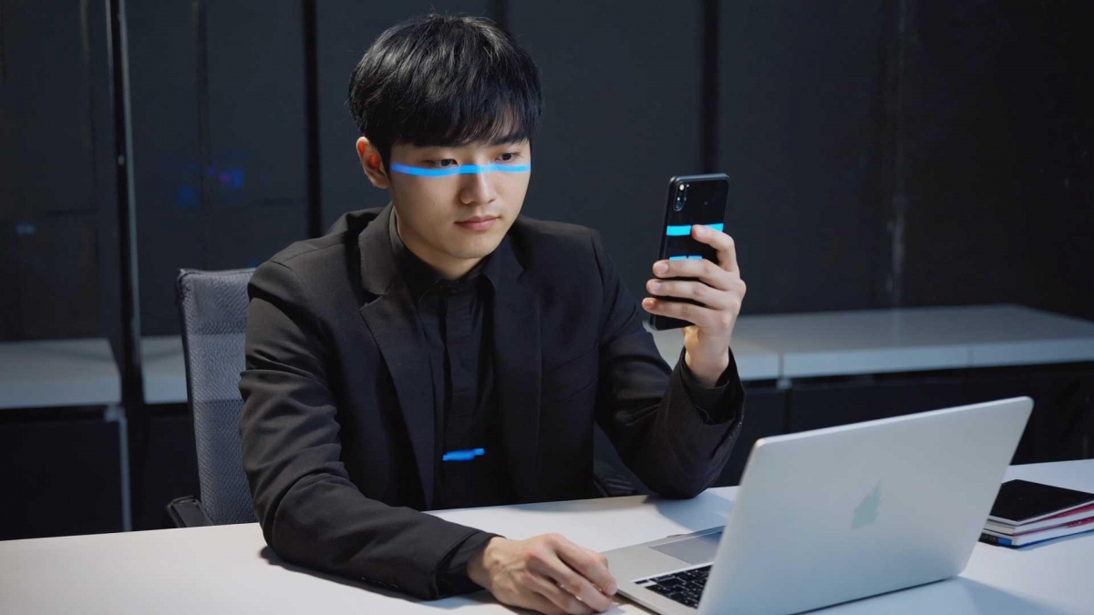 Khi khuôn mặt cũng là giả