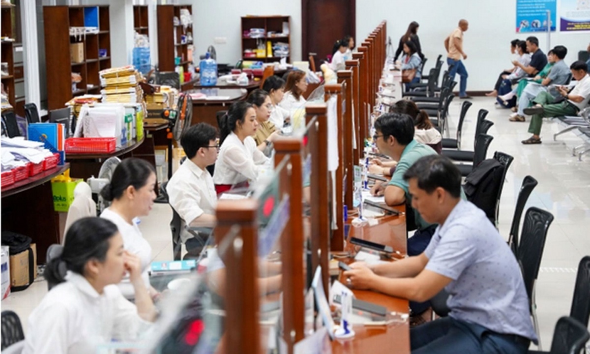 Công chức tự nguyện xin nghỉ hoặc bị cho thôi việc được hưởng chế độ, chính sách nào?