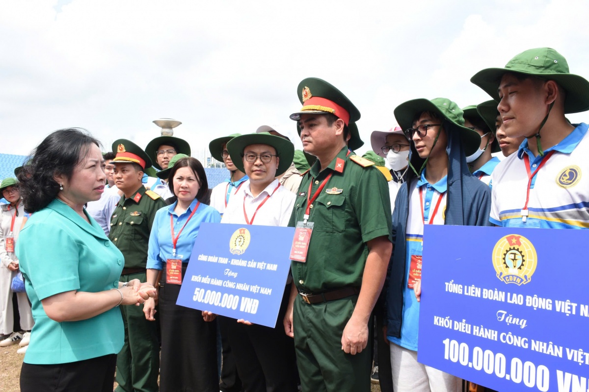 Lãnh đạo Tổng Liên đoàn Lao động Việt Nam thăm, động viên khối công nhân tham gia diễu hành A80