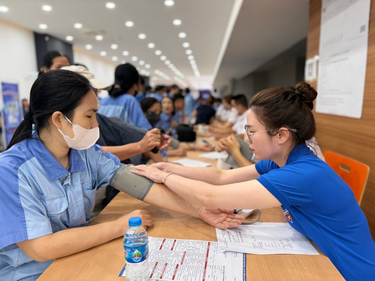 Bộ Nội vụ hướng dẫn cách tính mức hưởng chế độ ốm đau dài ngày theo luật mới nhất