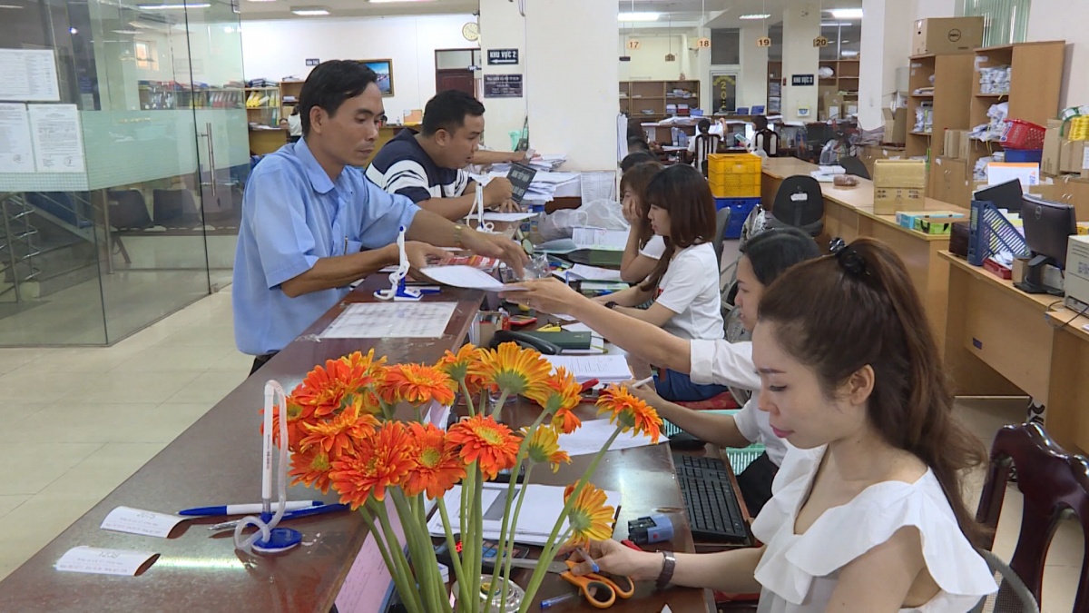 Nhóm cán bộ, công chức nào khi nghỉ việc có thể được nhận thêm 24 tháng lương?