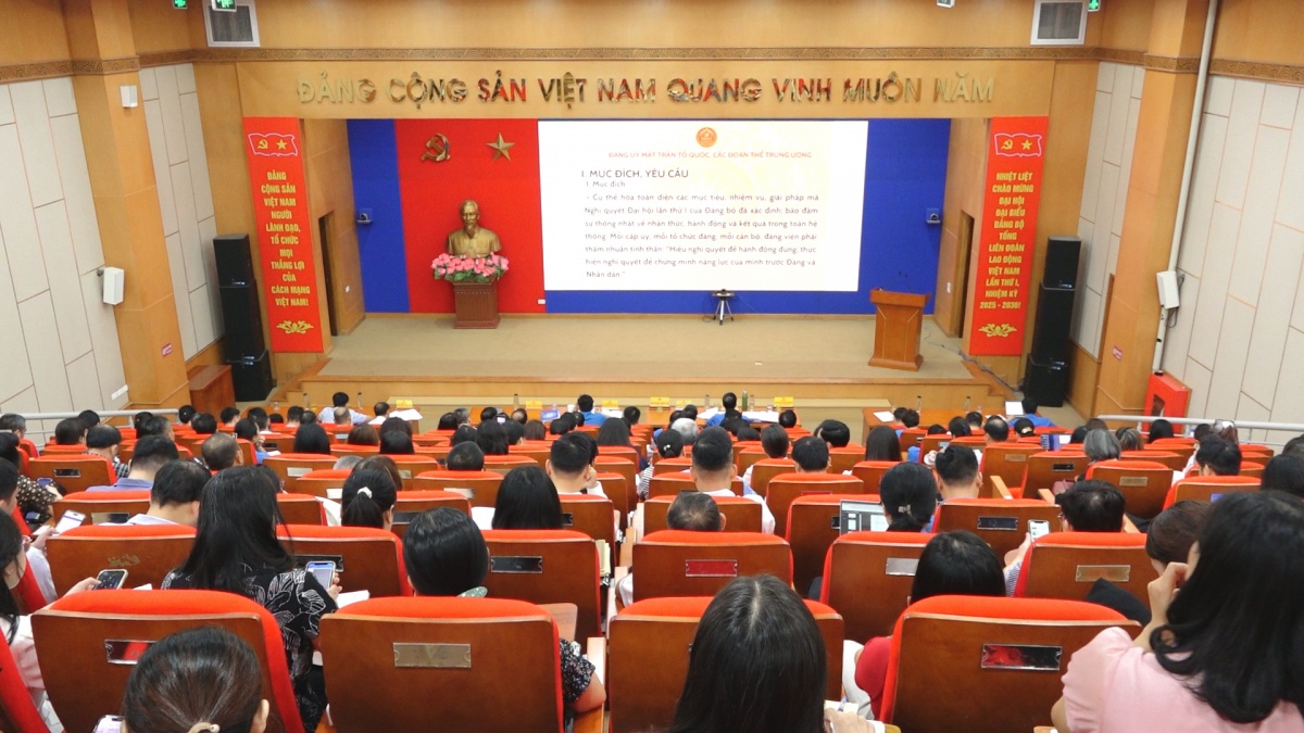 Công nhân, viên chức, lao động tiên phong thực hiện Nghị quyết Đại hội Đảng bộ Mặt trận Tổ quốc