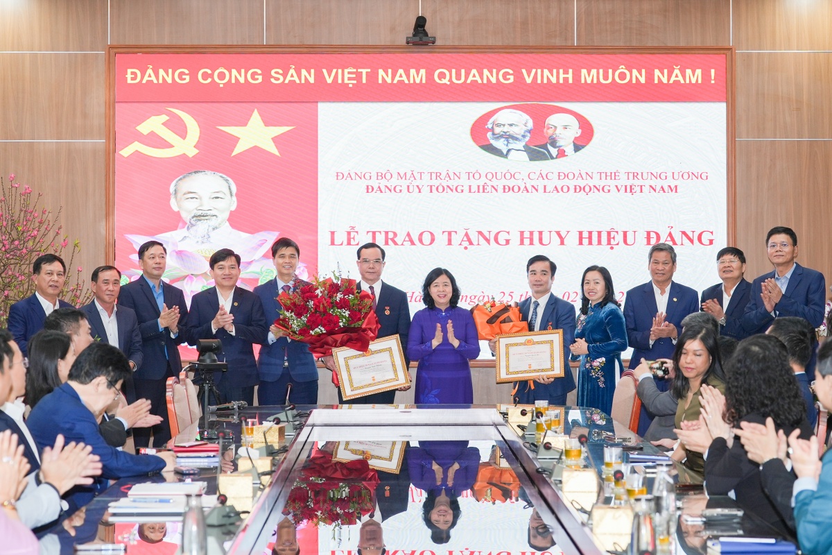 Chủ tịch Tổng LĐLĐ Việt Nam Nguyễn Đình Khang nhận Huy hiệu 30 năm tuổi Đảng