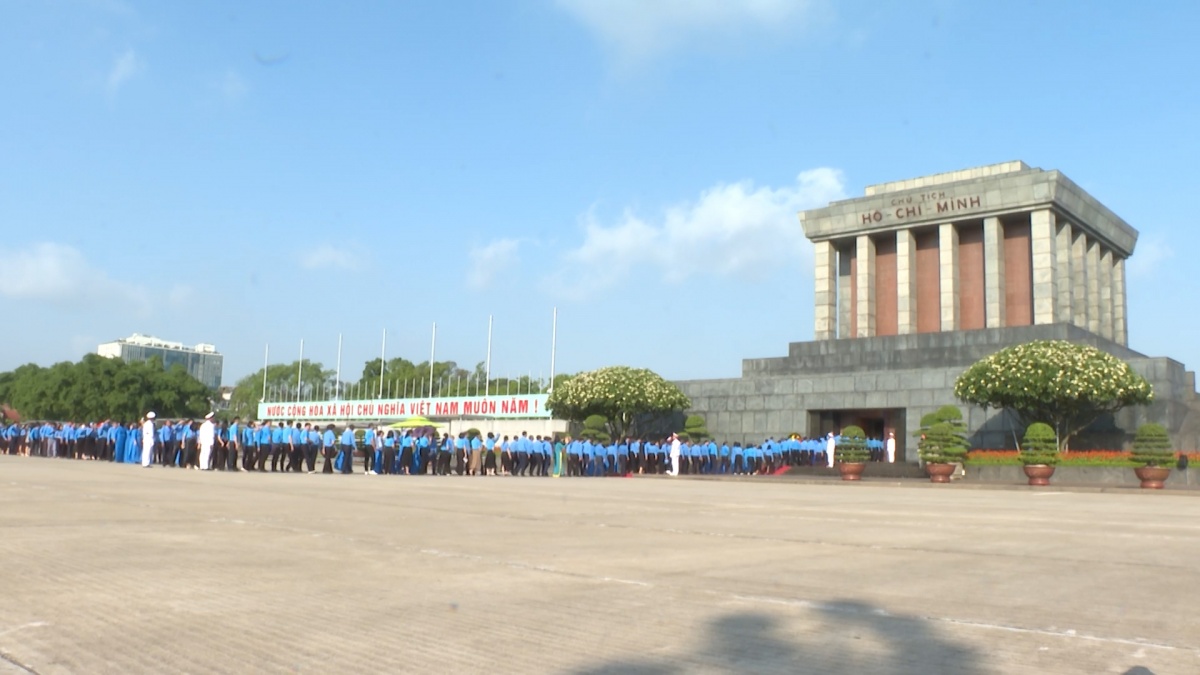 Đoàn đại biểu dự Đại hội XIV Công đoàn Việt Nam vào Lăng viếng Chủ tịch Hồ Chí Minh