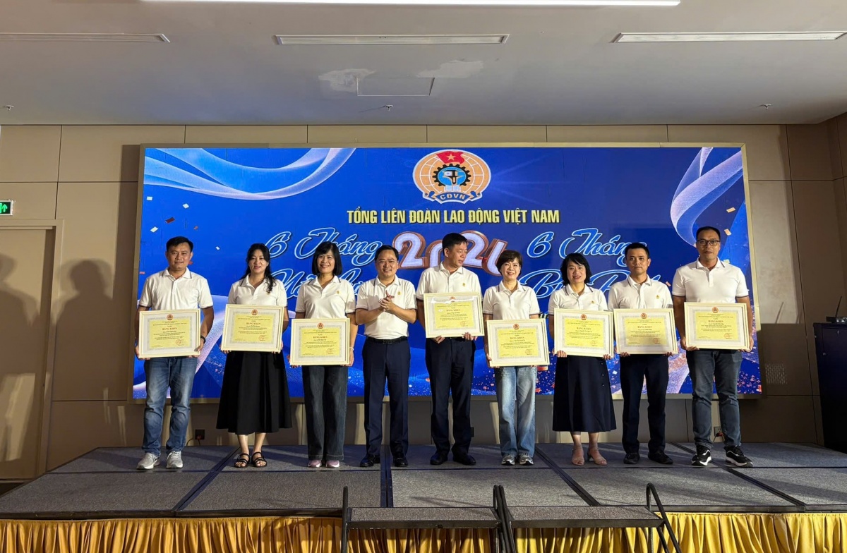 Biểu dương các cá nhân xuất sắc phục vụ  Đại hội XIV Công đoàn Việt Nam