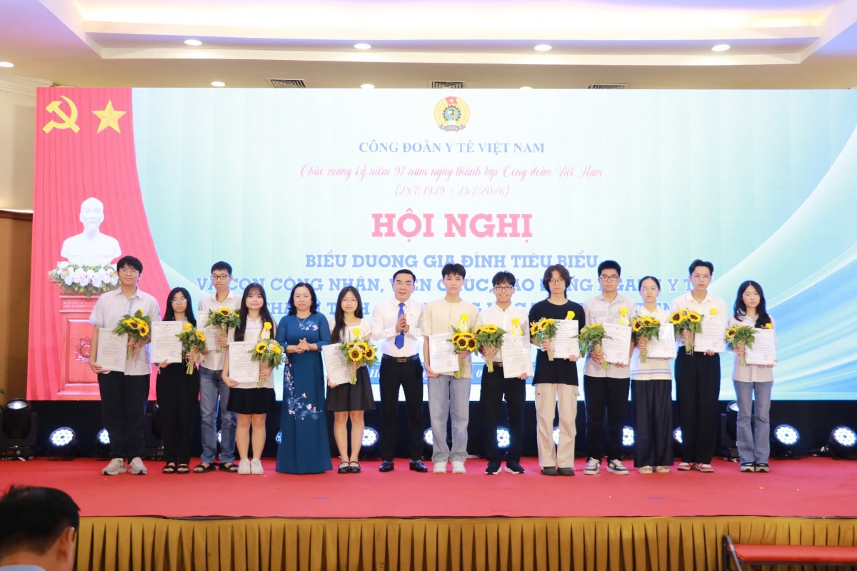 Tuyên dương gia đình tiêu biểu và học sinh xuất sắc ngành Y tế