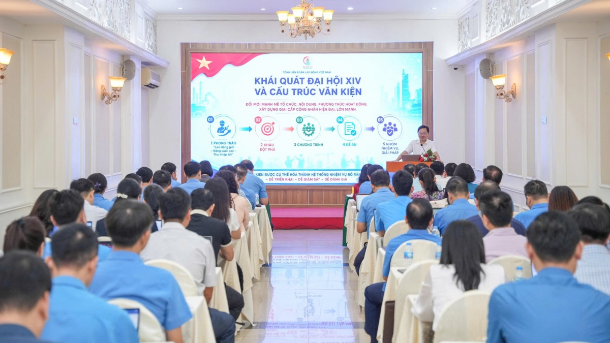Chủ tịch Nguyễn Anh Tuấn trao đổi chuyên đề tại lớp tập huấn cán bộ Công đoàn chủ chốt