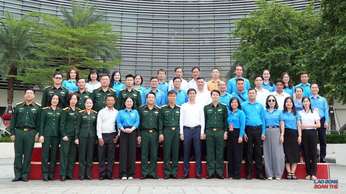 10 công nhân Việt Nam tiêu biểu thăm, làm việc tại Tập đoàn Viettel